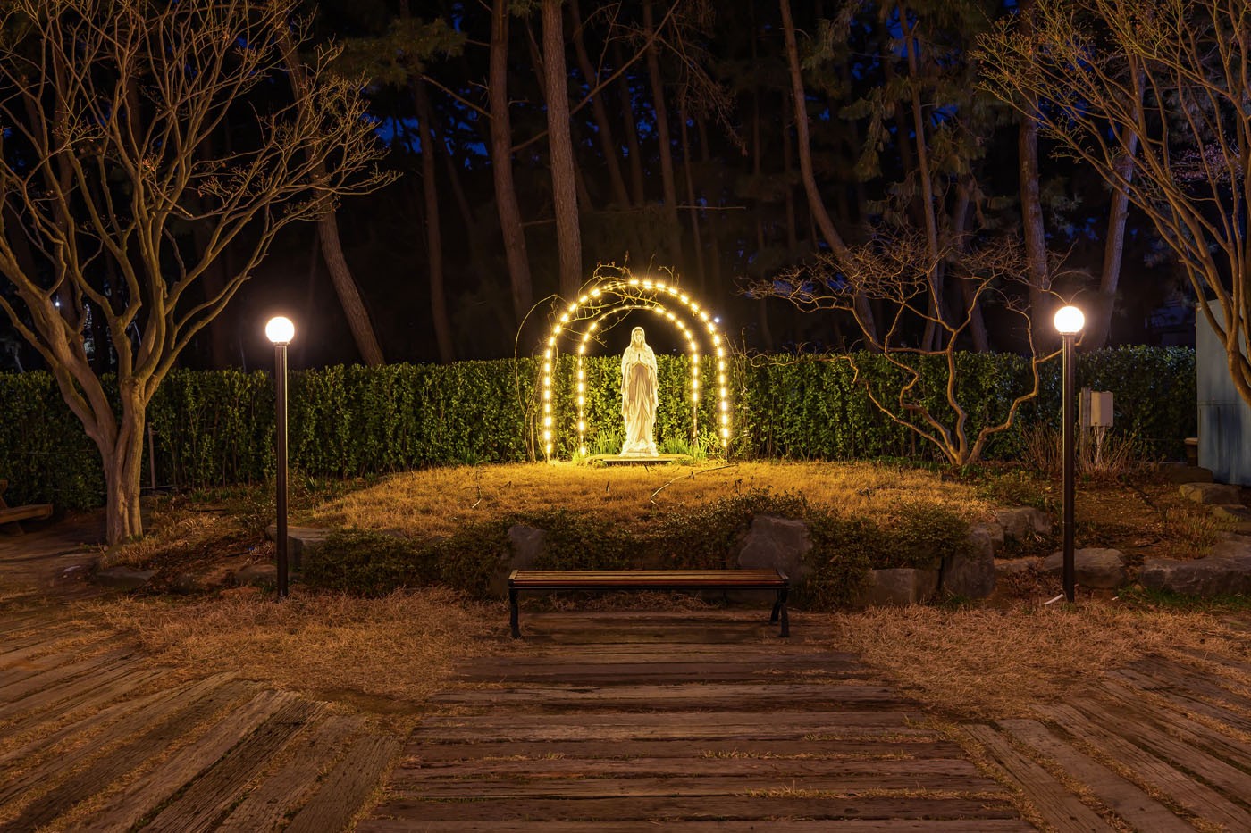 요나성당 마당 성모상